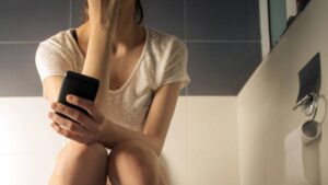 Utilizar el teléfono en el baño