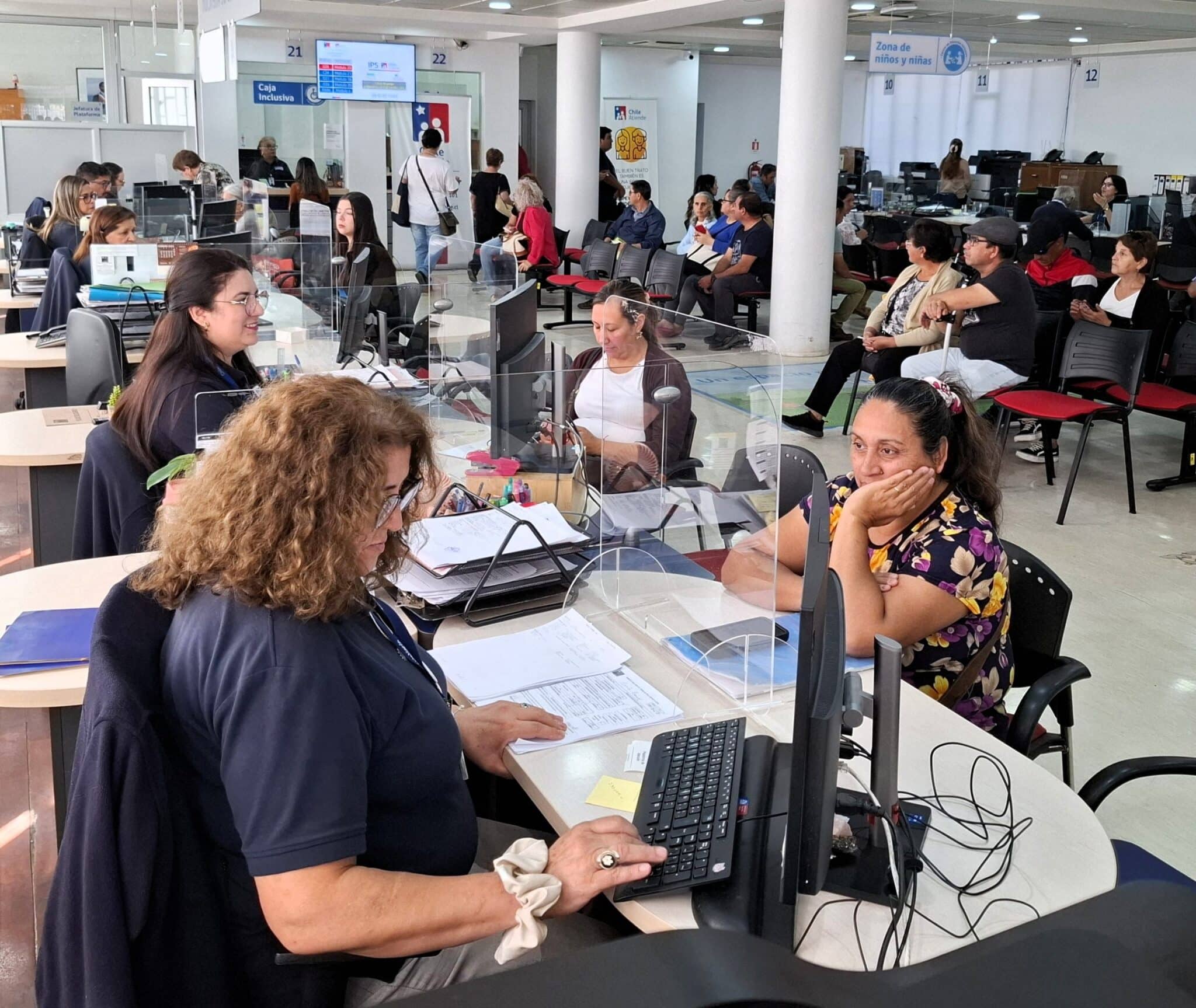 Adulto mayor cobra el pago mensual de la Pensión Garantizada Universal