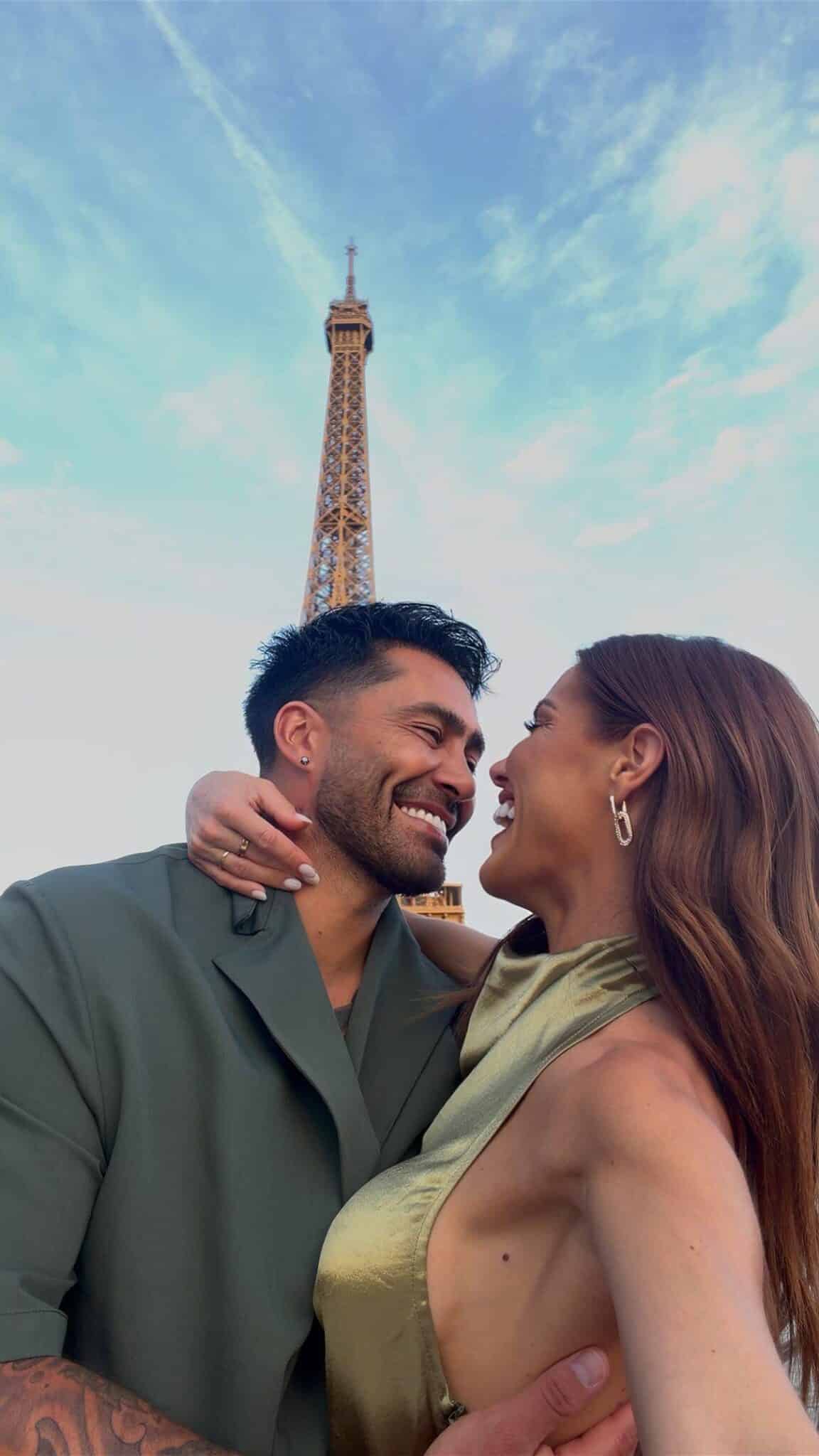Gala Caldirola y el anillo junto a la Torre Eiffel, donde Luis Jiménez le habría pedido matrimonio