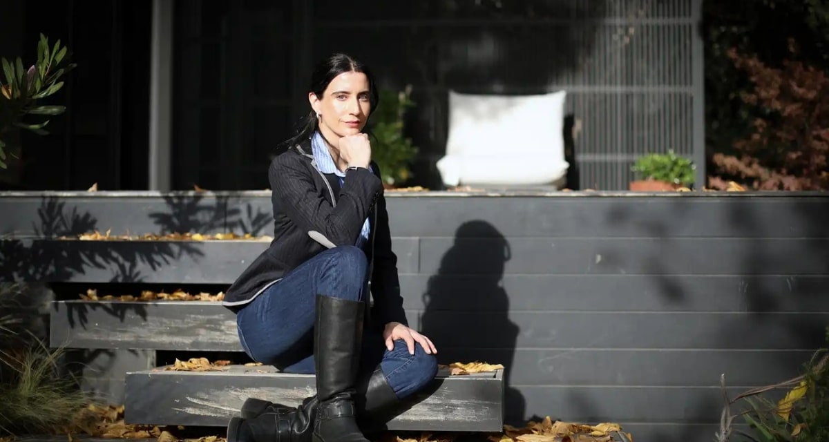 Ximena Rivas interpreta a Leonora Altamirano, la matriarca que vigila a sus hijos desde un búnker en Madre de familia del 13
