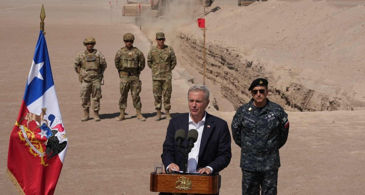 Construcción de la zanja fronteriza en Chacalluta, parte del Plan Escudo Fronterizo