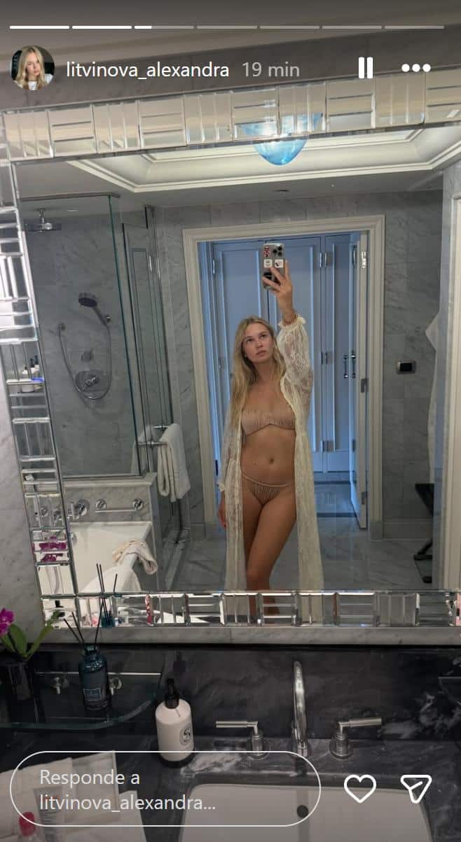 La modelo Alexandra Litvinova aparece en bikini.