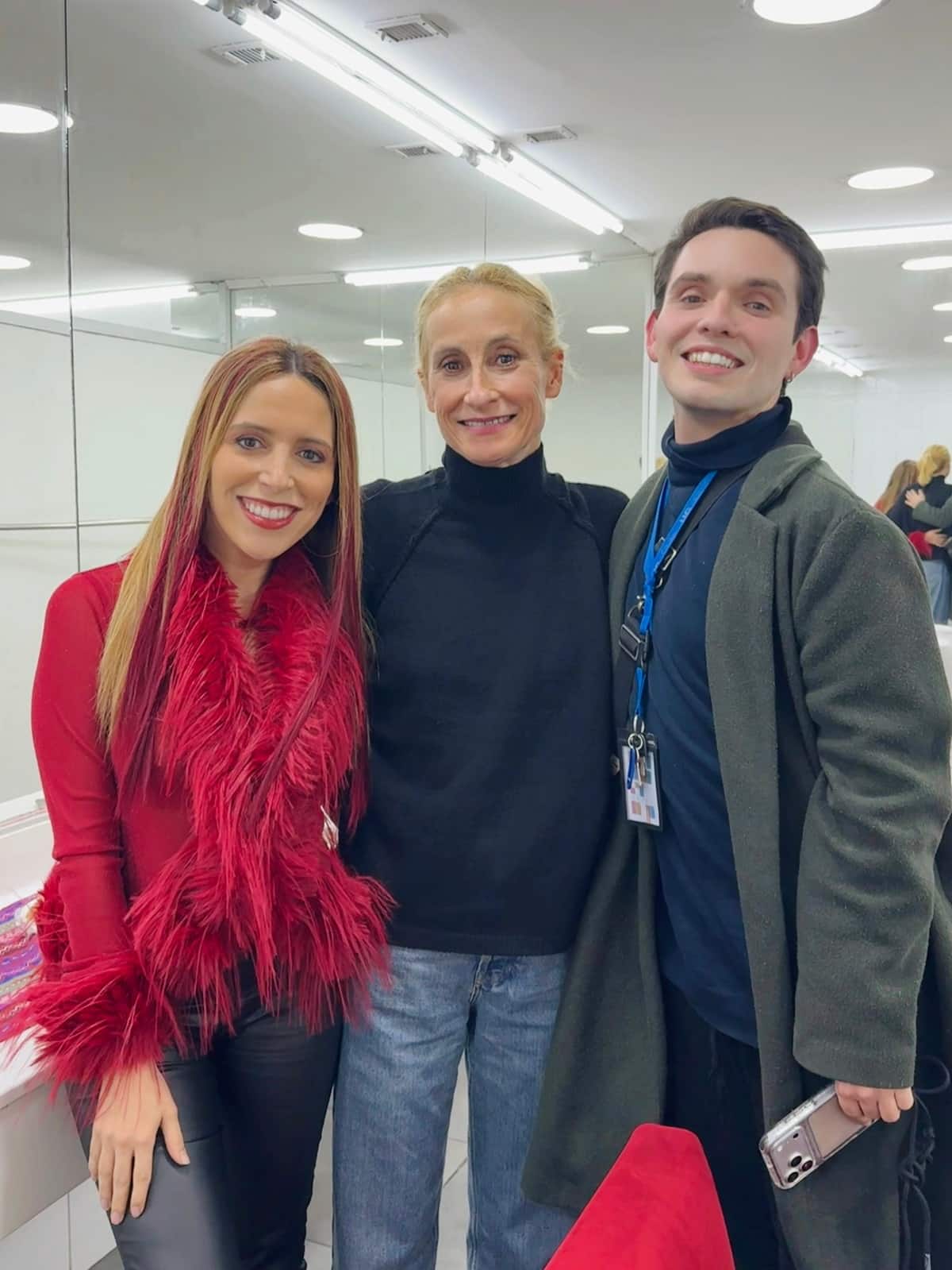 Amparo Noguera luce sonriente su nuevo cabello largo y rubio junto a sus estudiantes de actuación en la fotografía que reveló su cambio de look.