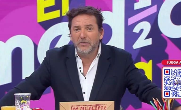 Daniel Fuenzalida tocándose el cabello mientras explica su intervención estética en el estudio