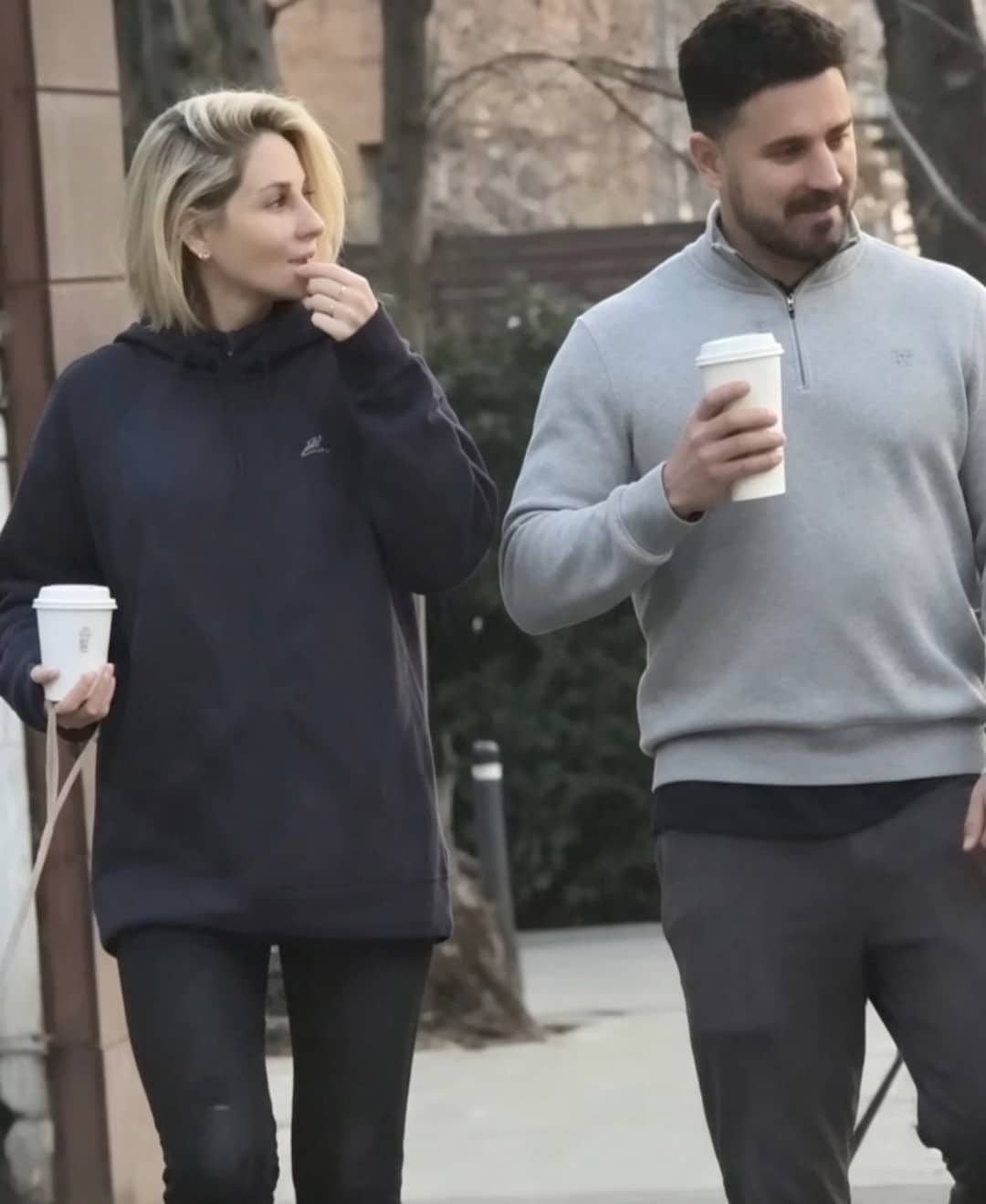 Gissella Gallardo caminando junto a quien sería su nueva pareja mientras comparten un café, en la imagen difundida en Instagram que desató comentarios de apoyo en redes sociales