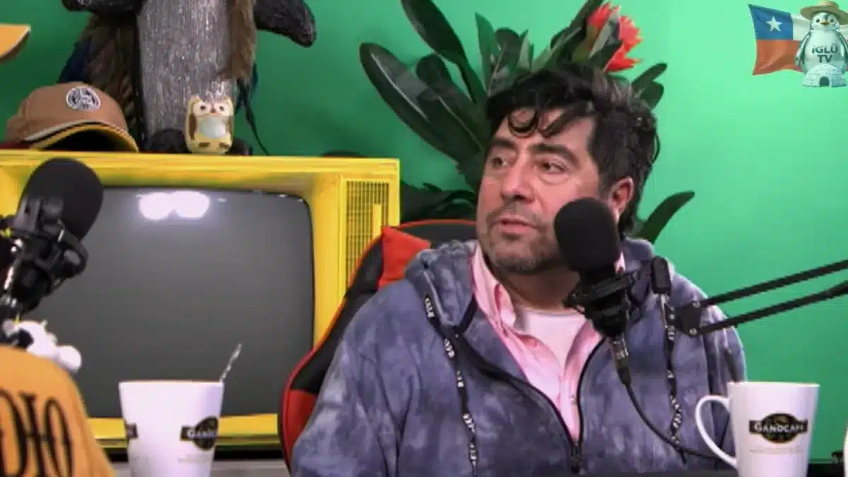 Gustavo Becerra conversando con Mauricio Medina en el podcast El Overol.