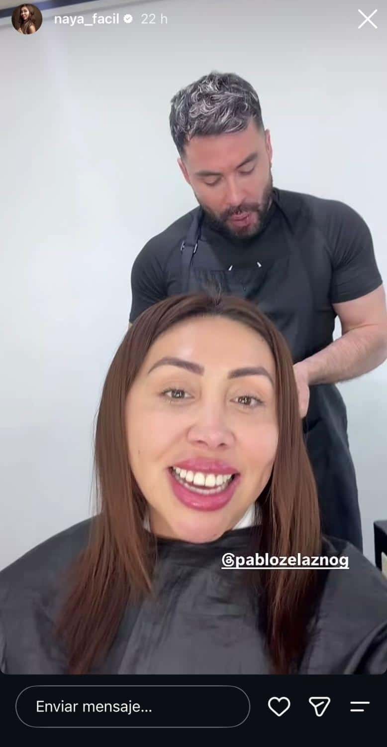 Naya Fácil luciendo su nuevo y elegante corte de cabello estilo bob en tono castaño oscuro tras su paso por el salón de belleza