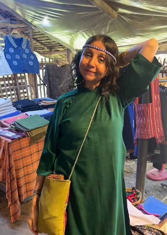 Roxana Campos caracterizada como su emblemático personaje La Cojinova en una clásica teleserie