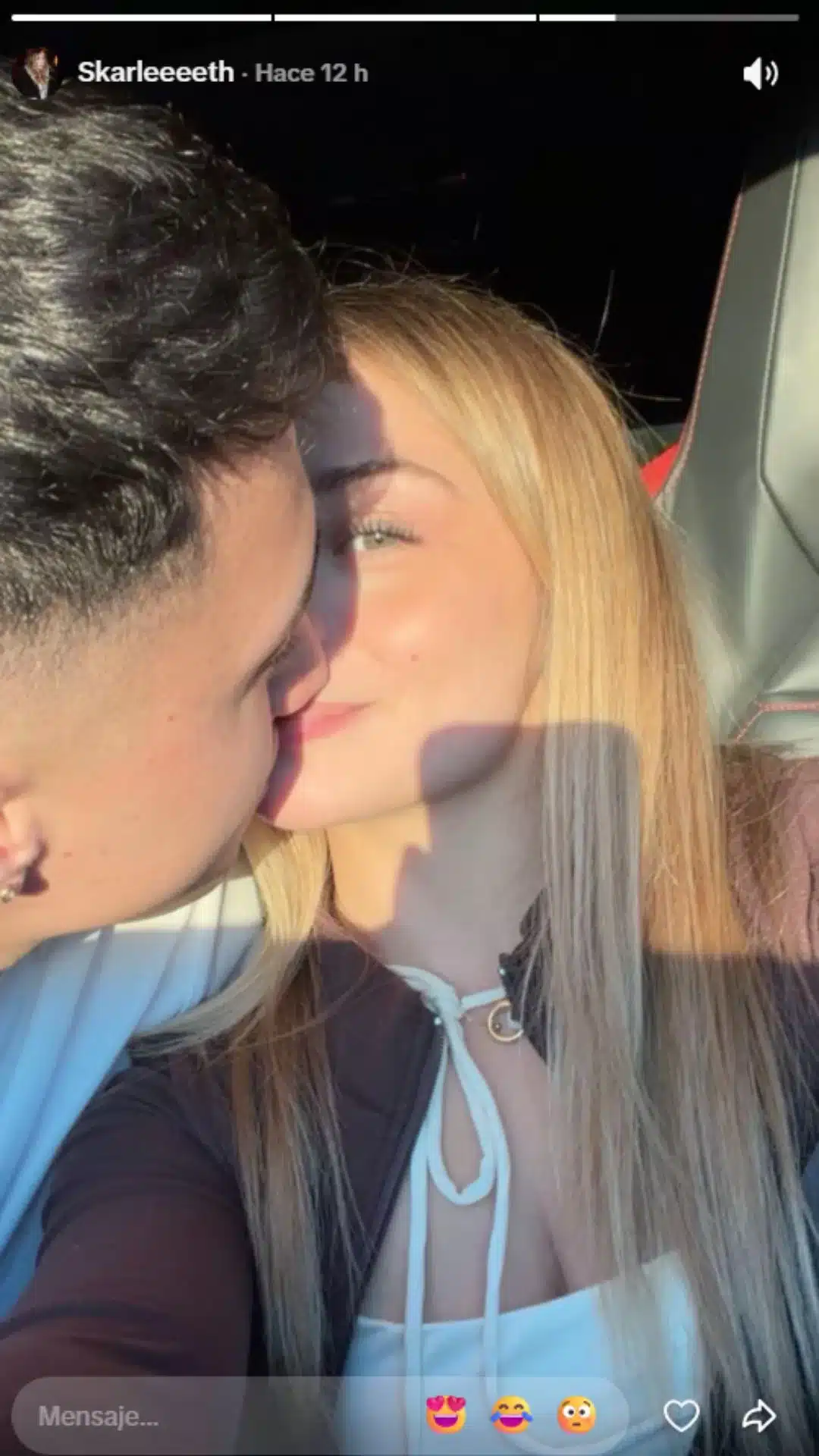 Captura de la historia de TikTok donde Skarleth Labra aparece junto a un hombre que le da un beso en el rostro.