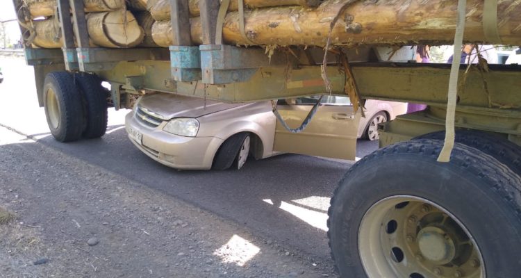Incrustado contra la madera: así fue un accidente de tránsito en Ruta 5 de Osorno