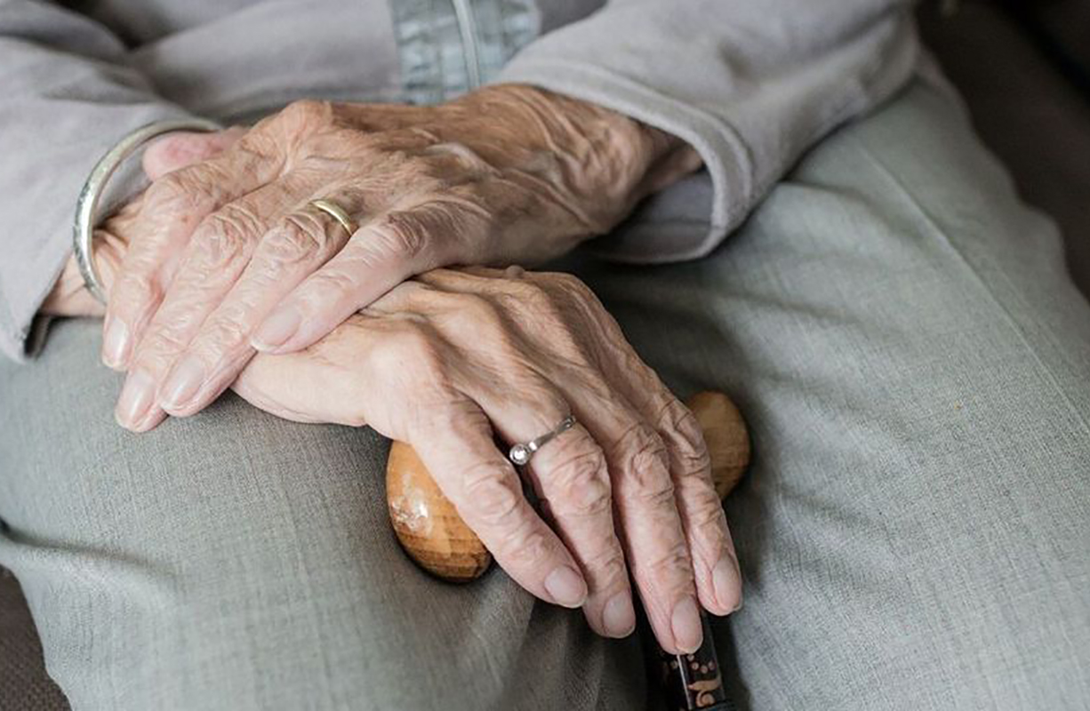 Agreden a dos ancianos