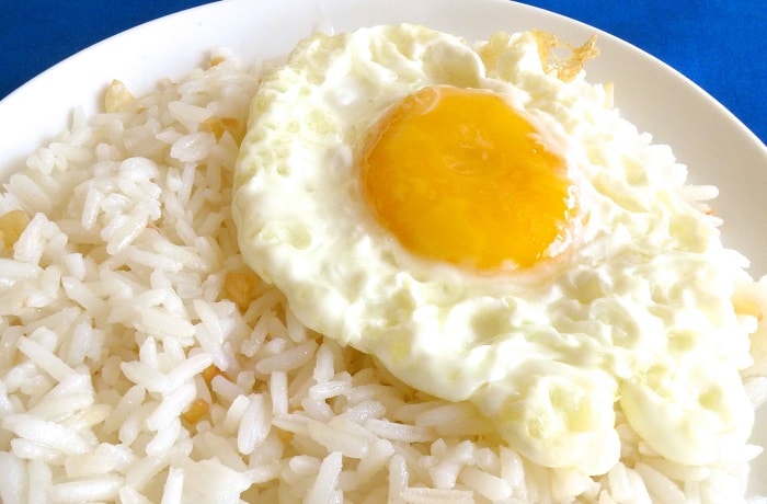 Arroz con huevo frito