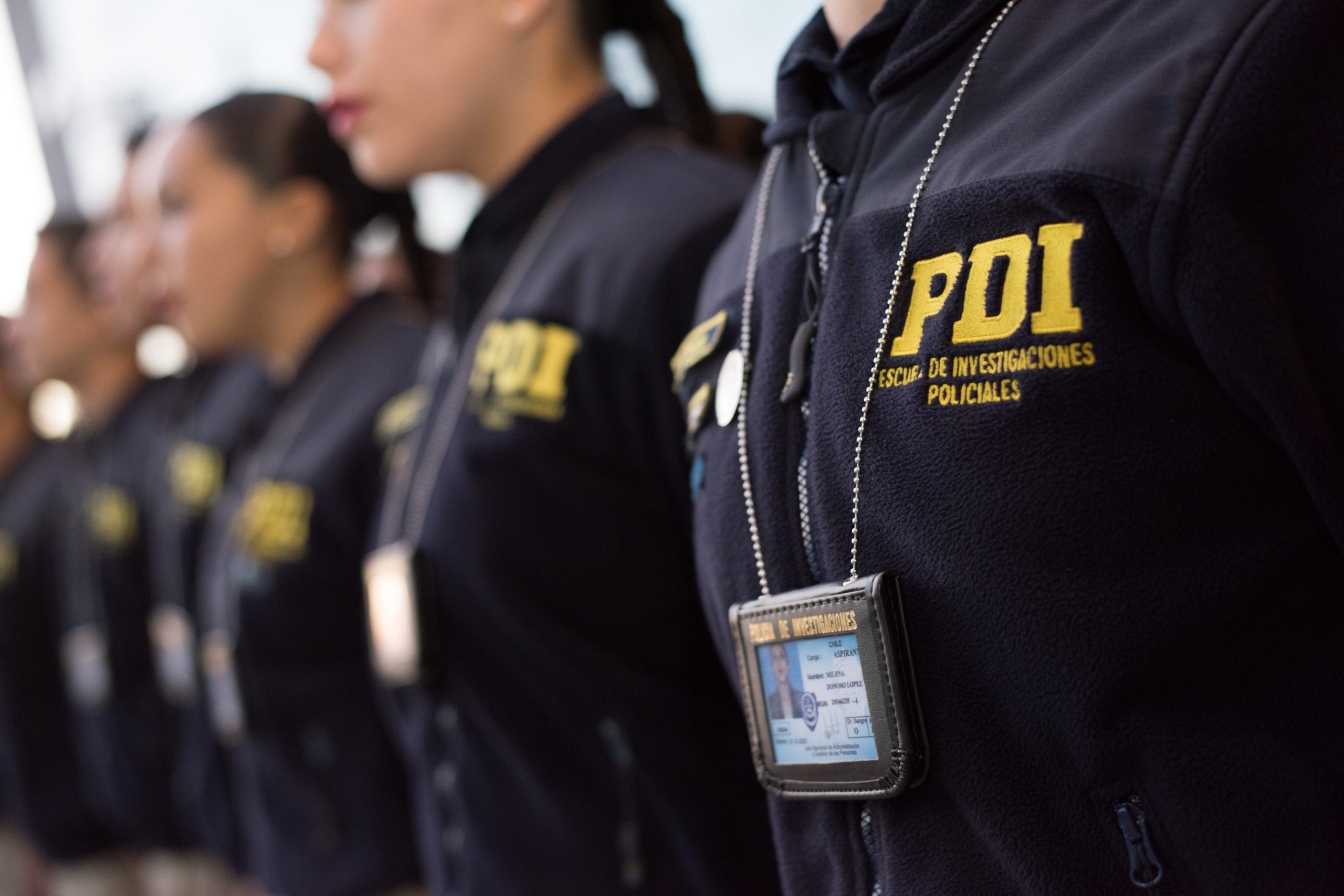 Hasta hoy podrás postular a la PDI: Estos son los sueldos y requisitos