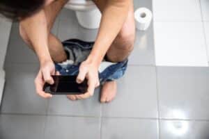 ¿Utilizas el celular en el baño?