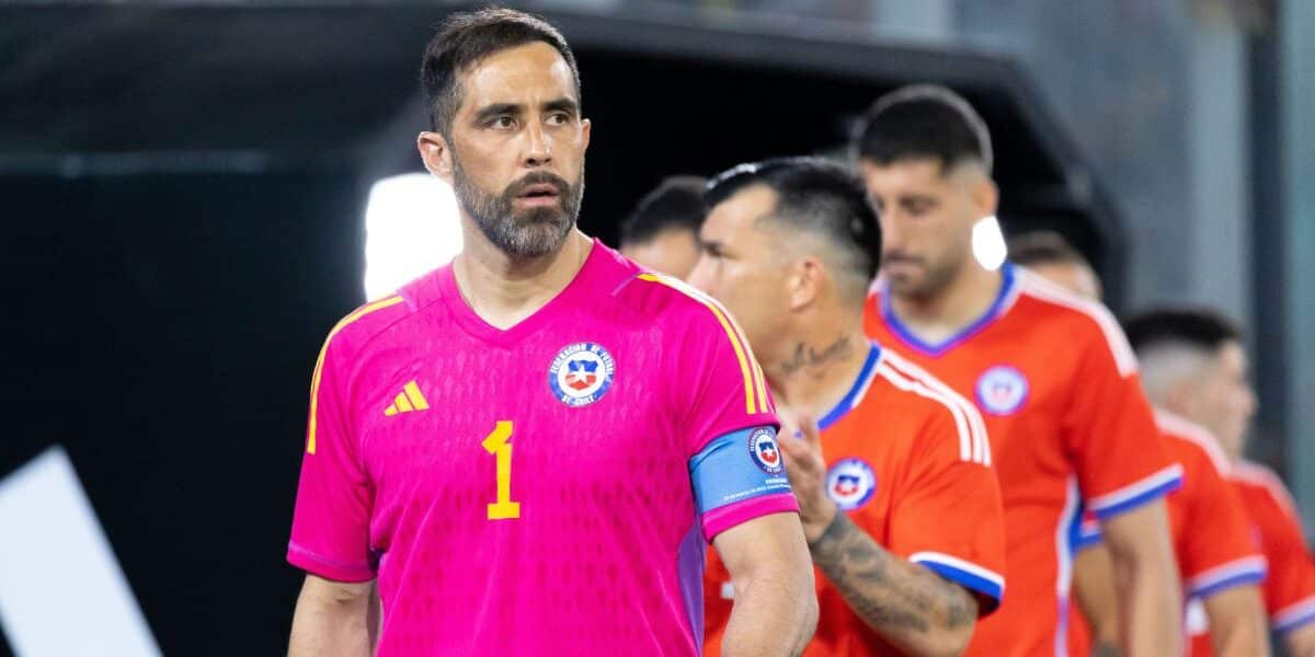 Claudio Bravo firma por canal deportivo.