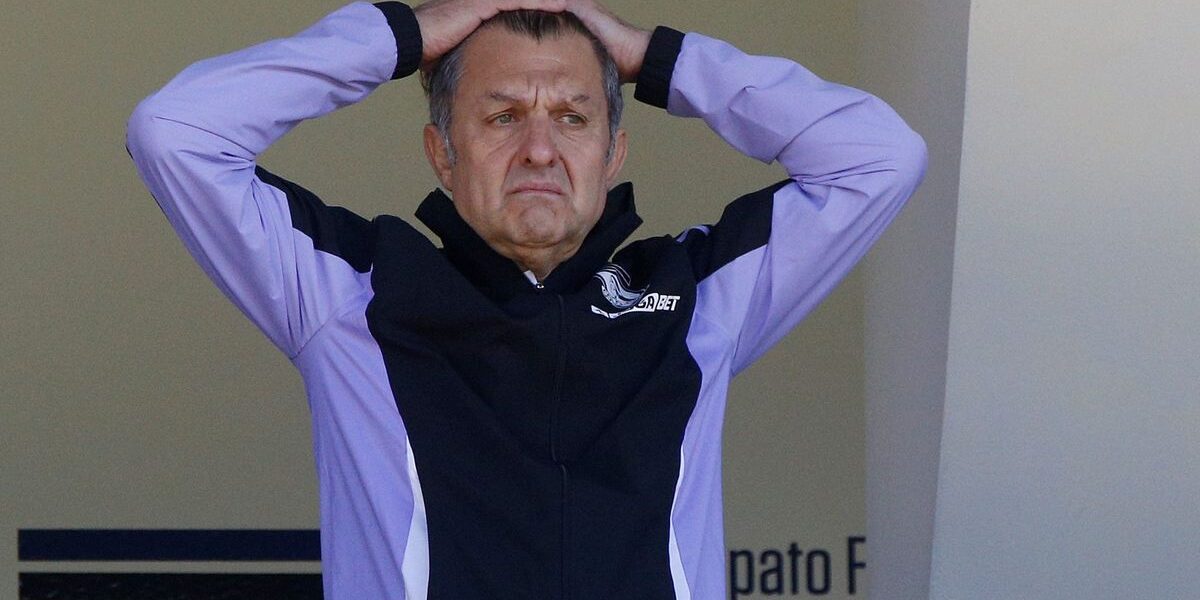 Aníbal Mosa entrega noticia a los hinchas