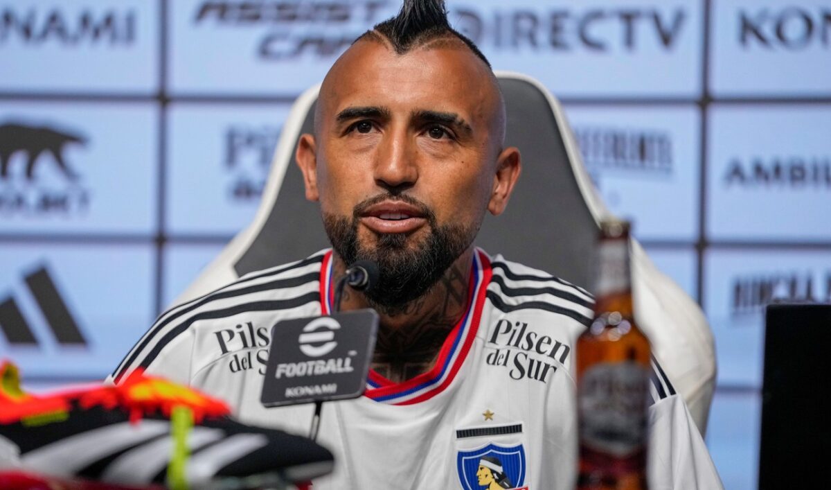 Arturo Vidal defiende a Esteban Pavez