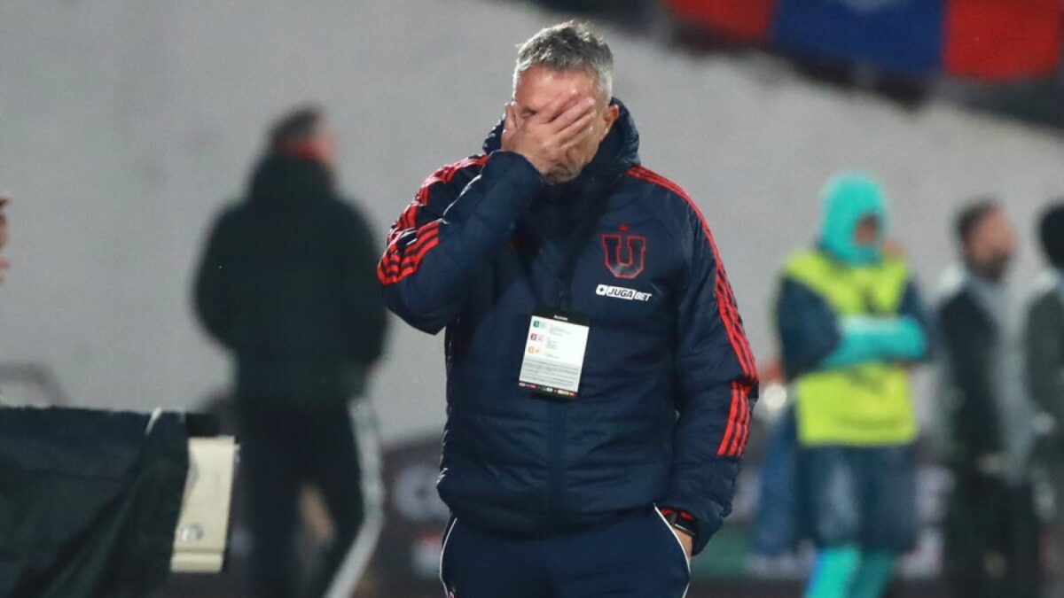 Gustavo Álvarez corta a dos jugadores