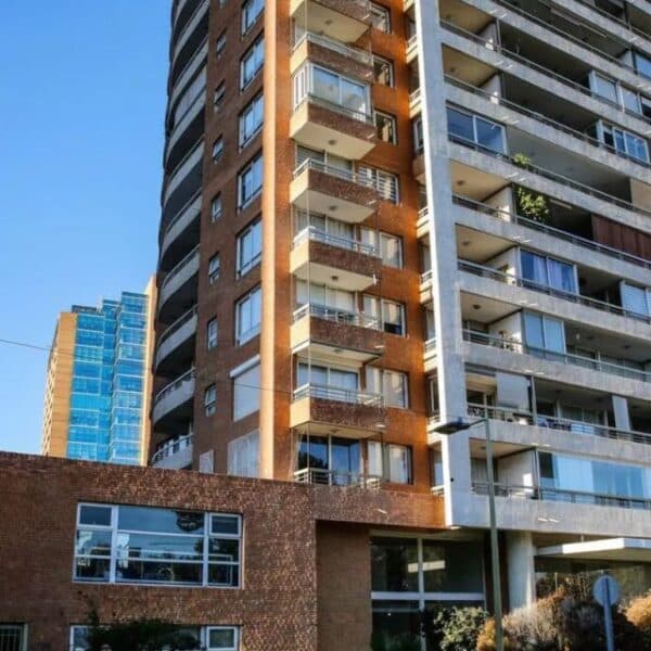 Investigación por muerte de niña en departamento de Las Condes