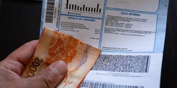 Familias revisando el aumento en las cuentas de la luz tras anuncio de la CNE