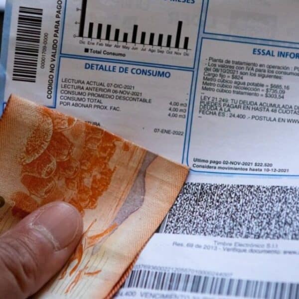 Familias revisando el aumento en las cuentas de la luz tras anuncio de la CNE