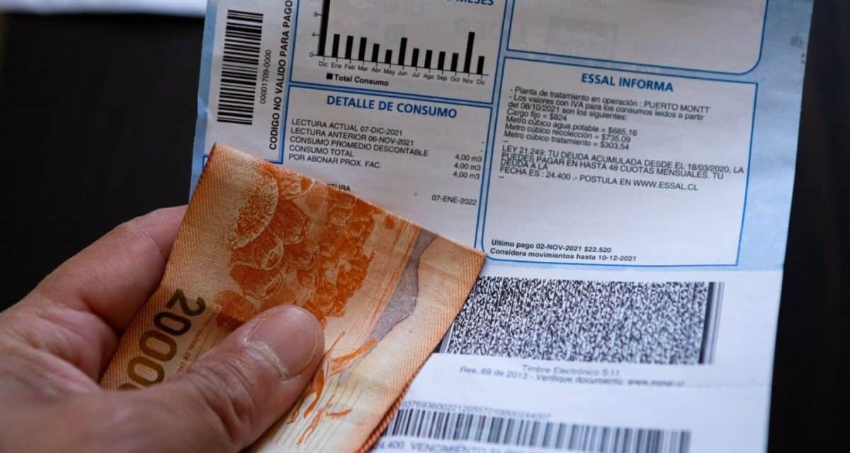 Familias revisando el aumento en las cuentas de la luz tras anuncio de la CNE
