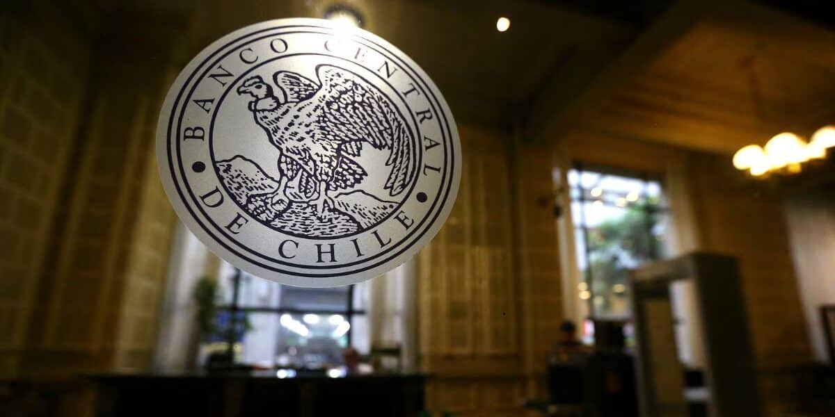 Banco Central presentando informe sobre estabilidad financiera en Chile