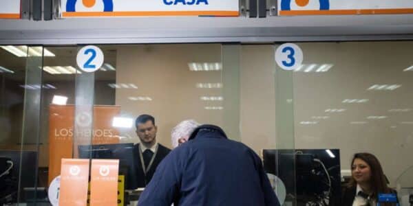 Adulto mayor revisando requisitos de la PGU tras advertencia del IPS