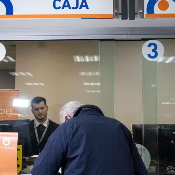 Adulto mayor revisando requisitos de la PGU tras advertencia del IPS