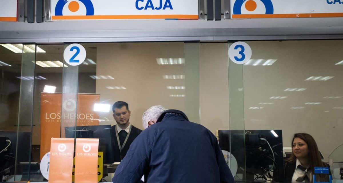 Adulto mayor revisando requisitos de la PGU tras advertencia del IPS