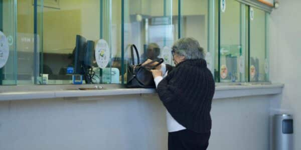 Adulto mayor consultando requisitos del Bono Invierno 2026