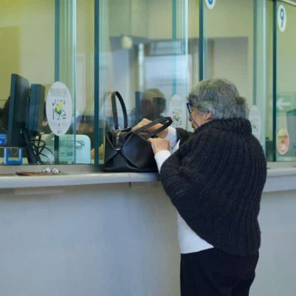 Adulto mayor consultando requisitos del Bono Invierno 2026