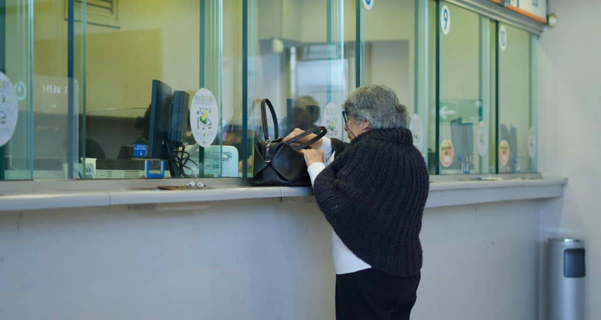 Adulto mayor consultando requisitos del Bono Invierno 2026