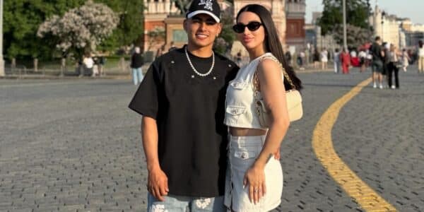 Camila Sepúlveda junto a Jordhy Thompson tras compromiso en Rusia