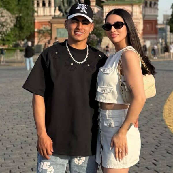 Camila Sepúlveda junto a Jordhy Thompson tras compromiso en Rusia