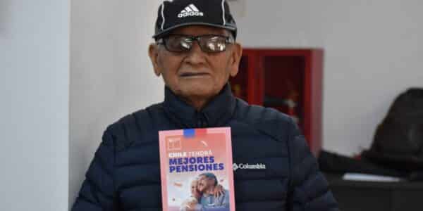 Persona revisando si tiene pagos sin cobrar de la PGU
