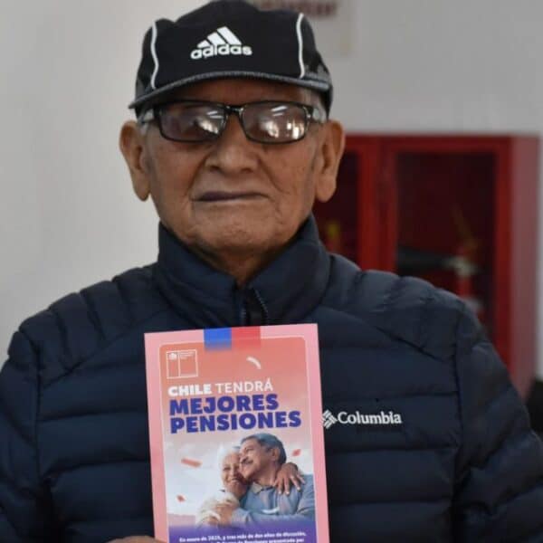 Persona revisando si tiene pagos sin cobrar de la PGU