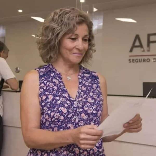 Persona revisando si recibe el Beneficio por Años Cotizados mediante ChileAtiende