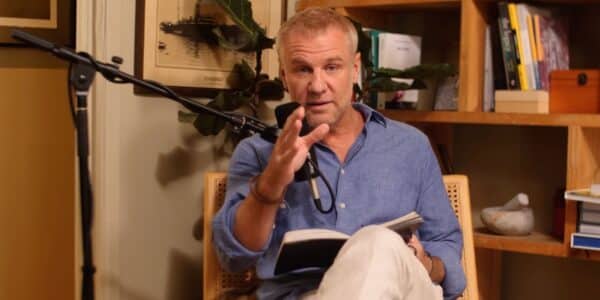 Felipe Kast explicando las razones de su salida de la política chilena