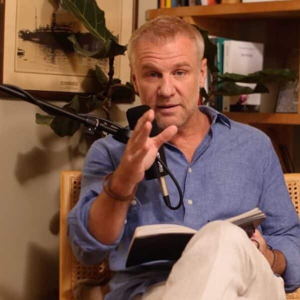 Felipe Kast explicando las razones de su salida de la política chilena