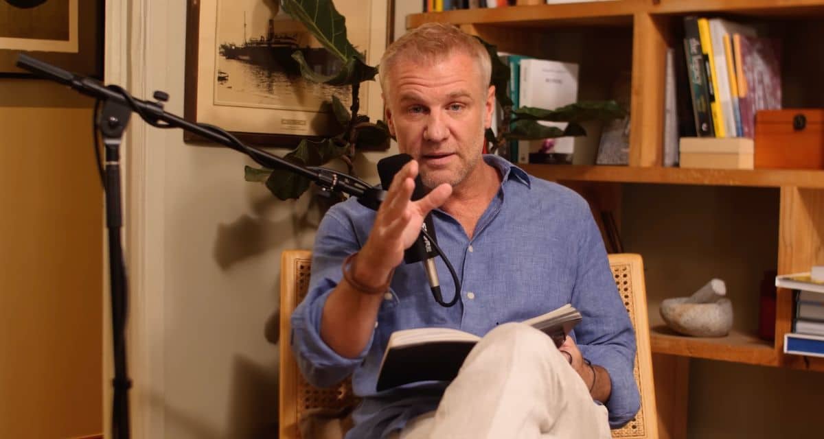 Felipe Kast explicando las razones de su salida de la política chilena