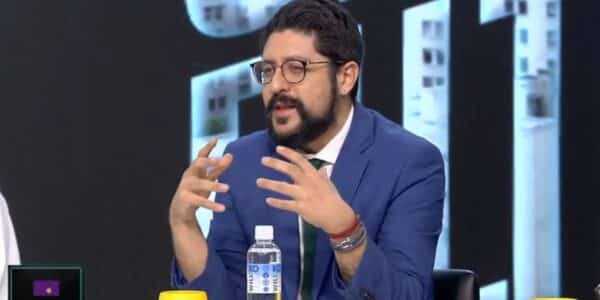 Francisco Orrego durante debate televisivo sobre la situación de Codelco