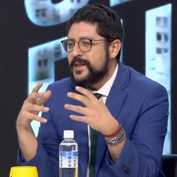 Francisco Orrego durante debate televisivo sobre la situación de Codelco
