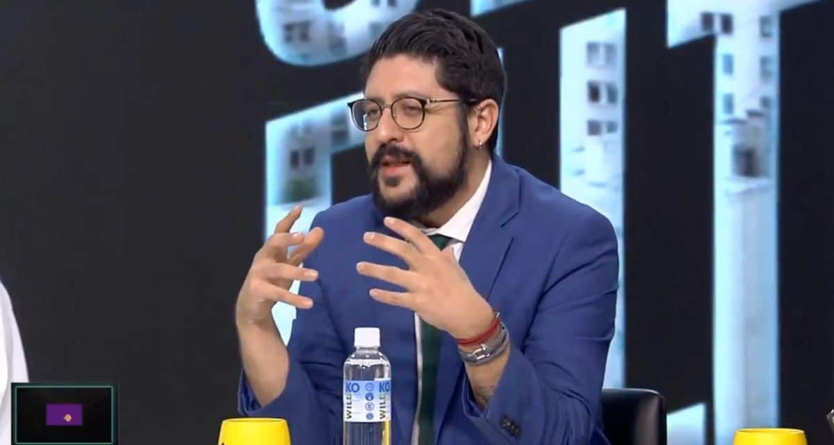 Francisco Orrego durante debate televisivo sobre la situación de Codelco