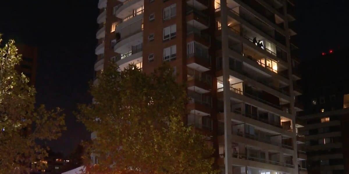 Edificio en Las Condes donde una niña cayó desde el piso 11 sin malla de seguridad