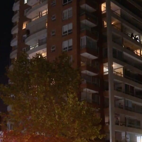 Edificio en Las Condes donde una niña cayó desde el piso 11 sin malla de seguridad