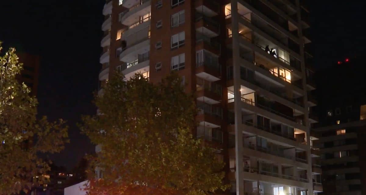 Edificio en Las Condes donde una niña cayó desde el piso 11 sin malla de seguridad