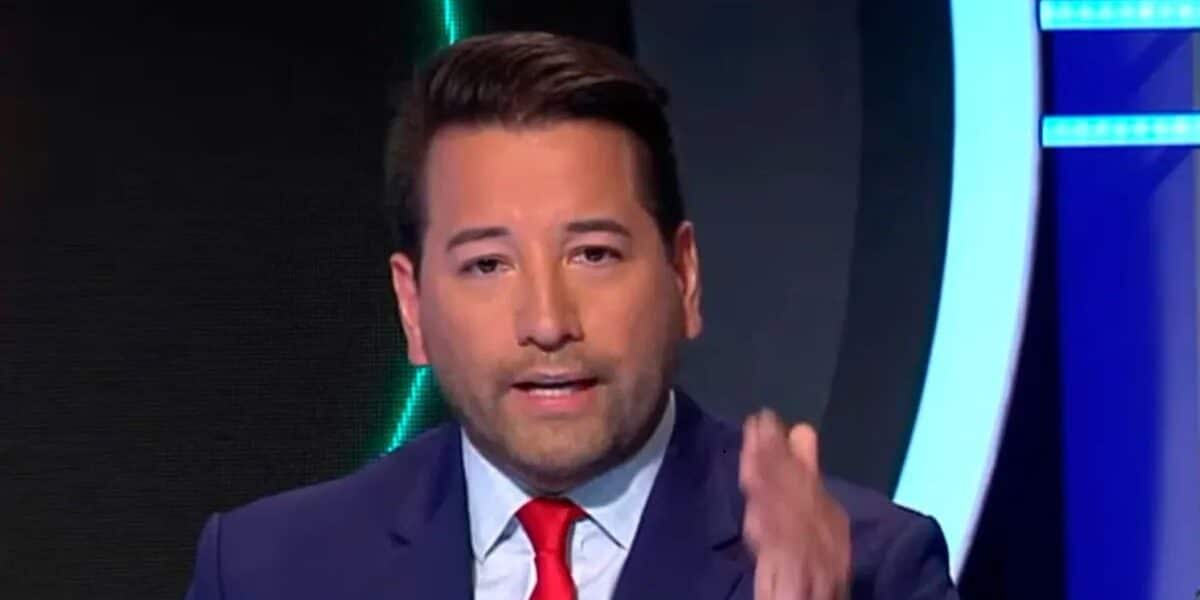 El diputado Javier Olivares rodeado de prensa tras el polémico incidente en un club de Olmué
