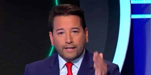 El diputado Javier Olivares rodeado de prensa tras el polémico incidente en un club de Olmué