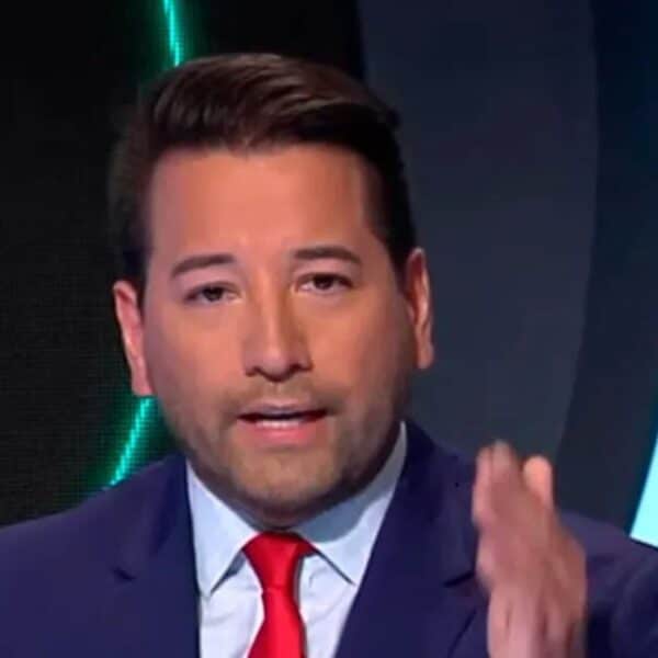 El diputado Javier Olivares rodeado de prensa tras el polémico incidente en un club de Olmué